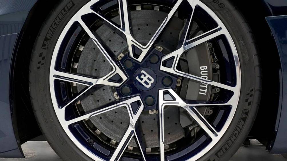 Bugatti Divo được trang bị khối động cơ W16, dung tích 8.0 L, đi kèm 4 bộ tăng áp, sản sinh công suất tối đa 1.500 mã lực và mô men xoắn 1.600 Nm