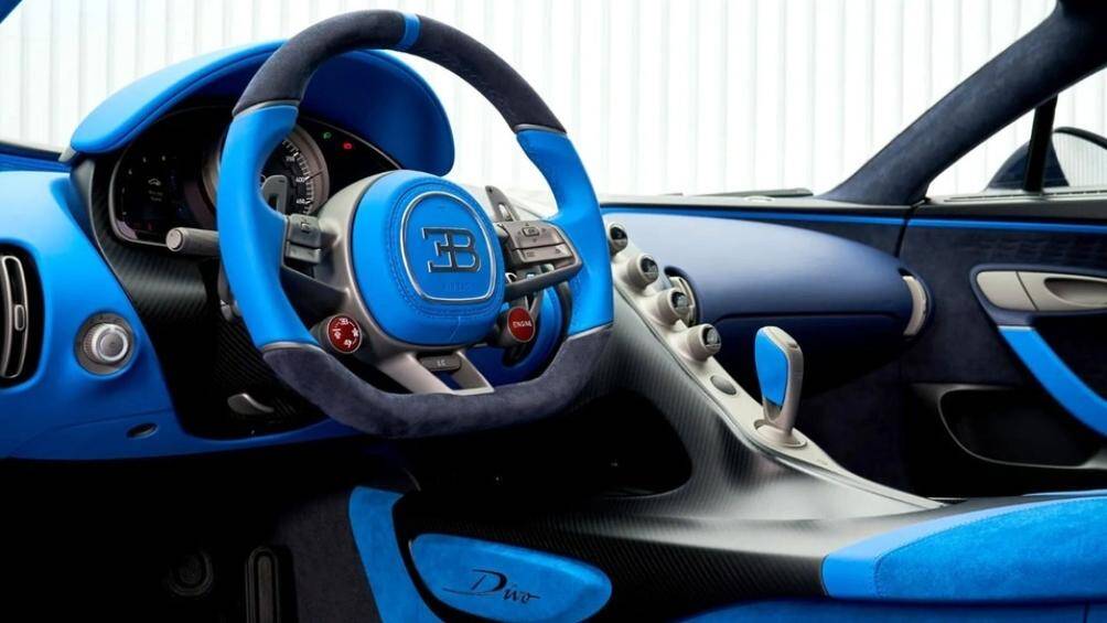 Nội thất của xe thậm chí còn nổi bật hơn ngoại thất với việc được bọc da lộn Alcantara màu xanh lam, bảng điều khiển được làm bằng sợi carbon mờ