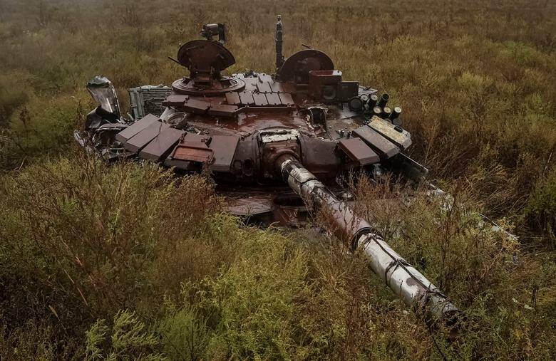 Xác xe tăng Nga gần làng Dolyna, khu vực Kharkiv, Ukraine. Ảnh - Reuters
