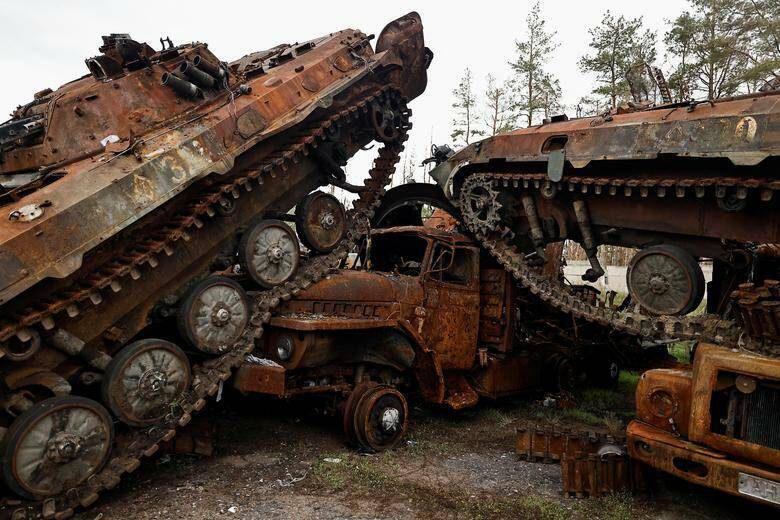 Xe tăng, xe bọc thép Nga bị phá hủy, rỉ sét, chất đống tại thị trấn Lyman, khu vực Donetsk, miền đông Ukraine. Đầu tháng 10, Ukraine công bố video cho thấy các lực lượng Ukraine đã giành lại thị trấn chiến lược Lyman, trong khi phía Nga cho biết rút lực lượng khỏi Lyman để tránh bị bao vây. Ảnh - Reuters