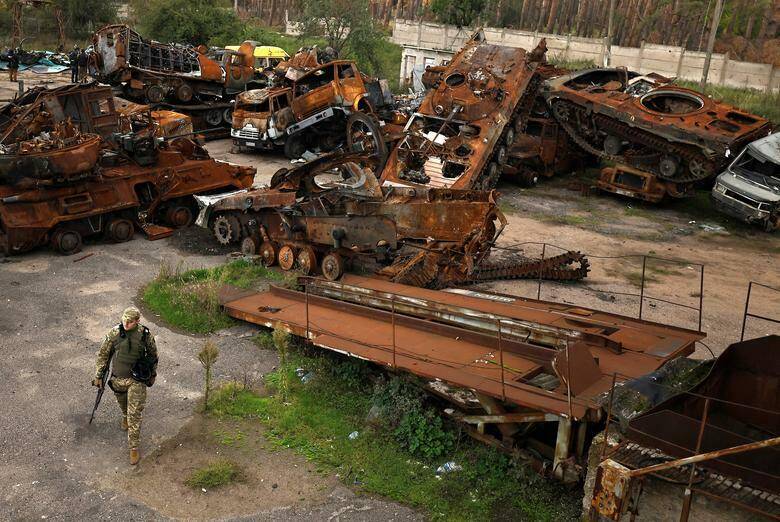 Xe tăng, xe bọc thép Nga hư hại nặng nề, rỉ sét nằm chất đống tại thị trấn Lyman, khu vực Donetsk, miền đông Ukraine. Ảnh - Reuters