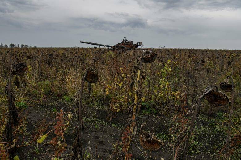 Xác xe tăng Nga nằm trên cánh đồng tại khu vực Kharkiv, Ukraine. Ảnh - Reuters