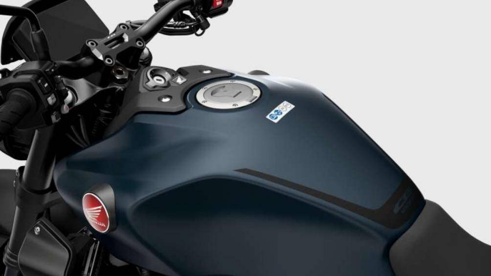 Ngoài ra, CB1000R còn được trang bị các bộ phận cao cấp như phuộc trước Showa Big Piston có thể điều chỉnh