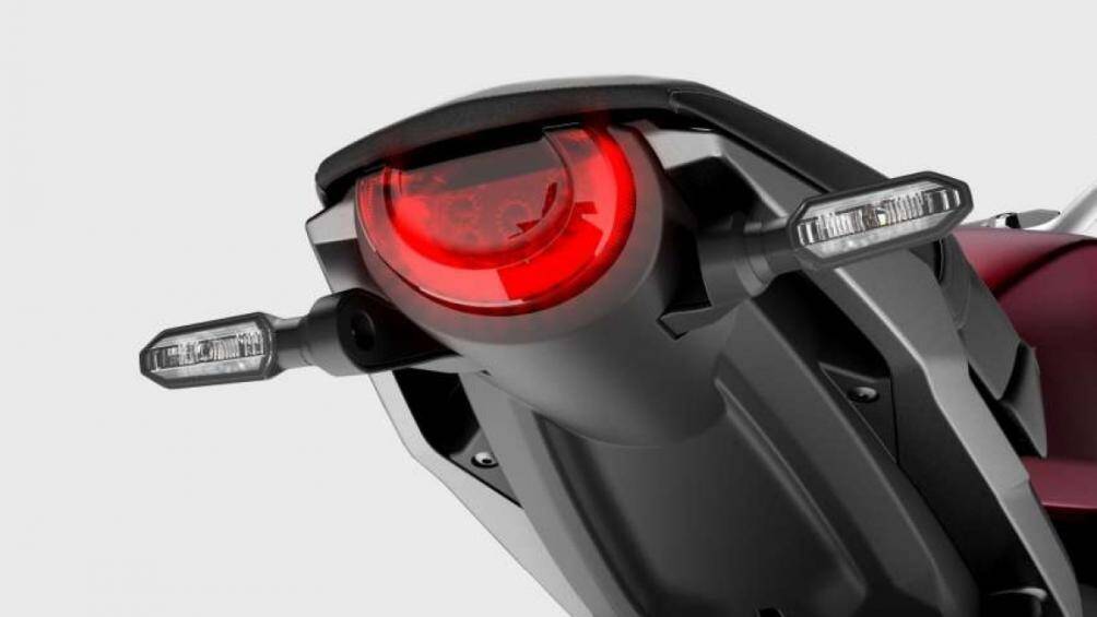 Trọng lượng tổng thể của CB1000R là 212 kg và bình xăng chứa 16,2 lít cùng bốn chế độ lái - Rain, Road, Sport và User