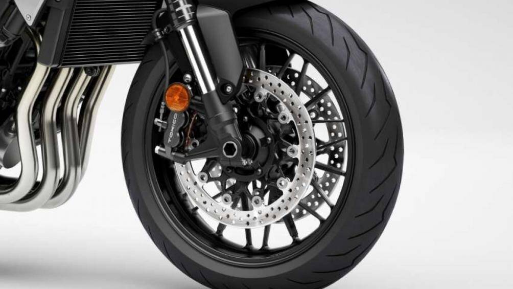 Hệ thống phanh sử dụng đĩa đôi đường kính 310 kết hợp kẹp phanh bốn pít-tông gắn ở bánh trước và bộ kẹp phanh đơn hai pít-tông và đĩa 256 mm ở phía sau