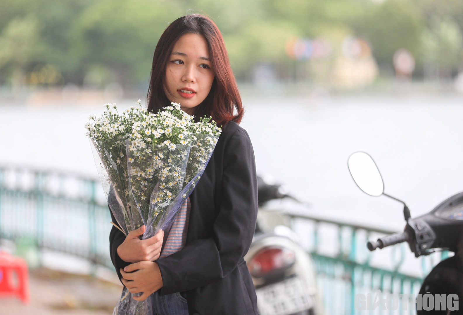 Tạo dáng cùng hoa cúc họa mi, bạn Hồ Minh Anh (quận Ba Đình) chia sẻ: "Thời tiết không quá lạnh nên em cũng dễ phối đồ để đi chơi và lưu lại những hình ảnh đẹp của thời khắc giao mùa".