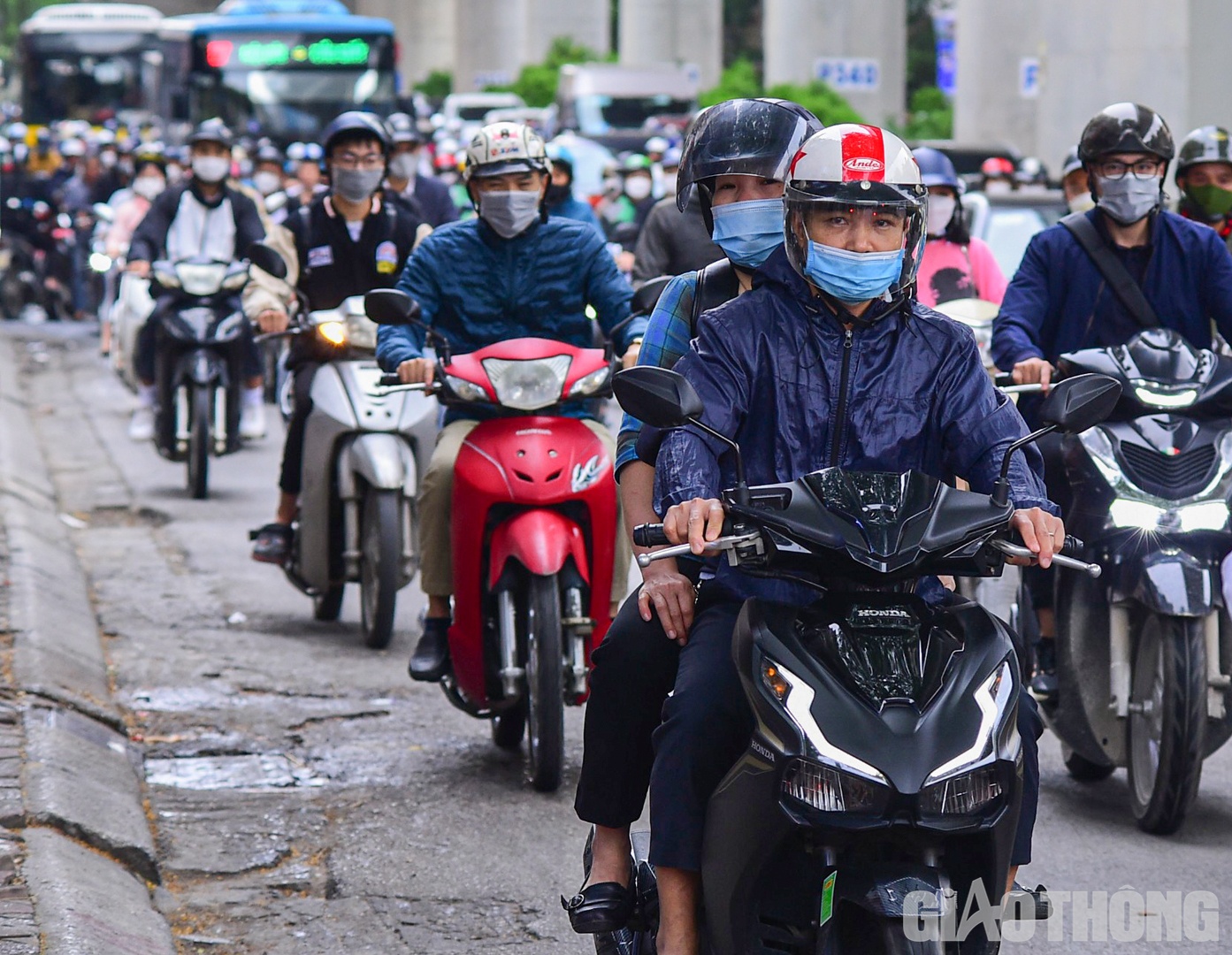 Theo ghi nhận của PV Báo Giao thông thời điểm gần 7h sáng, nhiều người khi ra đường đã phải mặc thêm áo khoác để giữ ấm.