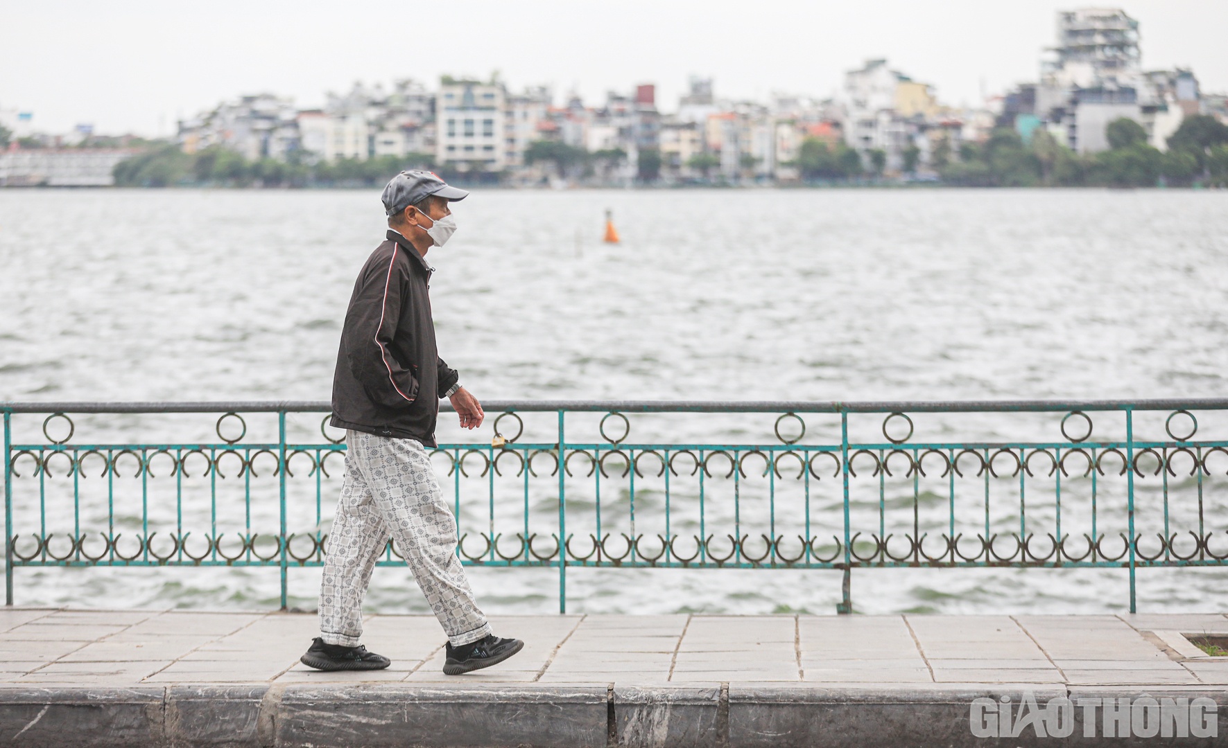 Tại khu vực Hồ Tây, gió thổi khá mạnh khiến người dân cảm nhận rõ hơn về đợt không khí lạnh đầu mùa.