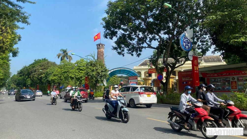Tuyến phố Điện Biên Phủ, nơi khu vực Cột cờ Hà Nội được trang hoàng nhiều băng rôn, pano...