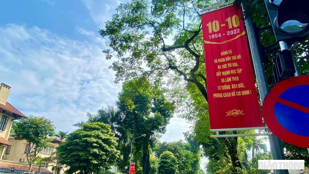 Theo dòng lịch sử, sáng ngày 10/10/1954, các đơn vị Quân đội Nhân dân Việt Nam anh hùng, trong đó có những người con của Hà Nội thuộc Trung đoàn Thủ đô, từ 5 cửa ô tiến vào tiếp quản Hà Nội trong sự đón chào của hàng vạn người dân Thủ đô.