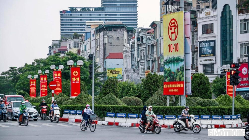 Để chào mừng kỷ niệm ngày Giải phóng, TP. Hà Nội đã trang hoàng cờ hoa ở các tuyến phố với sắc đỏ chủ đạo, tạo nên bầu không khí phấn khởi.