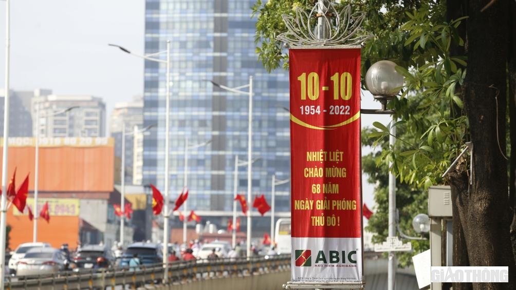 Nhiều tuyến phố trên địa bàn Hà Nội được trang hoàng rực rỡ băng rôn, khẩu hiệu và áp phích để chào mừng kỷ niệm 68 năm ngày Giải phóng Thủ đô (10/10/1954 - 10/10/2022).
