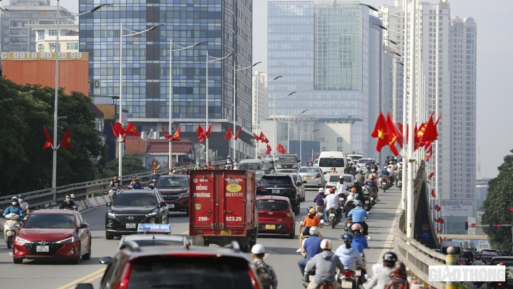 Dọc các tuyến phố trung tâm được trang trí cờ Tổ quốc, cở Đảng, các băng rôn khẩu hiệu chào mừng kỷ niệm 68 năm ngày Giải phóng Thủ đô.