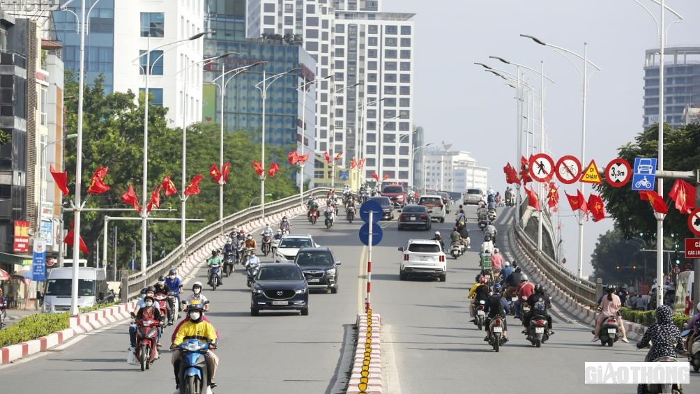 Theo ghi nhận của PV, hầu hết đường phố Hà Nội những ngày này đều rực rỡ, tươi sáng hơn bởi nhiều pano, áp phích,... tuyên truyền về ngày Giải phóng Thủ đô.