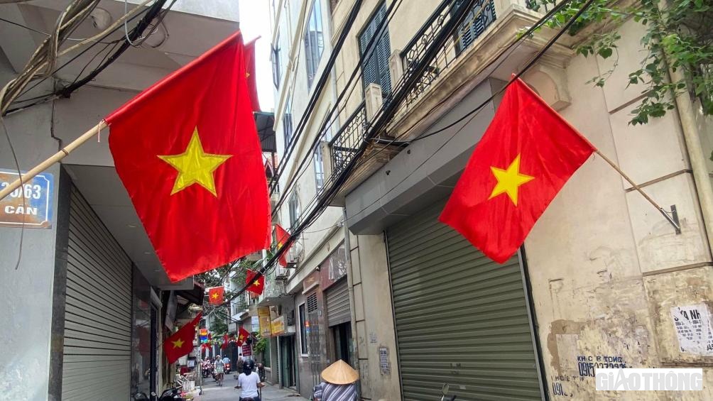 Tại những con ngõ của Hà Nội, người dân cũng chủ động treo cờ chào mừng ngày kỷ niệm của Thủ đô. "Những ngày này chúng tôi chủ động treo cờ để góp phần thể hiện niềm tự hào về những năm tháng chiến đấu, hy sinh để giành lại độc lập", chị Lan Anh cho hay.