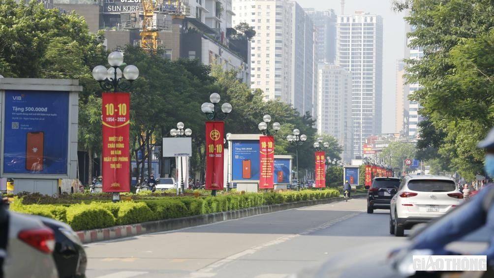 Được biết, bên cạnh việc trang hoàng đường phố, nhiều hoạt động kỷ niệm ngày Giải phóng Thủ đô 10/10 cũng diễn ra như lễ vinh danh Công dân ưu tú Thủ đô; chương trình Âm nhạc mùa thu Hà Nội. Chương trình Âm nhạc mùa thu tại  phố đi bộ hồ Hoàn Kiếm; Hội Sách Hà Nội lần thứ VII năm 2022 tại khu vực vườn hoa Lý Thái Tổ; Cuộc thi Ảnh nghệ thuật "Hà Nội - Khát vọng phát triển"...