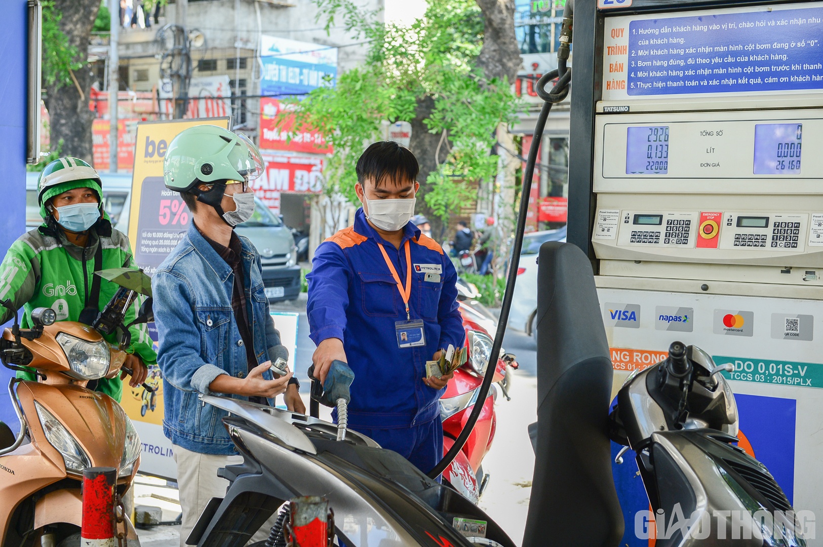 Sau 4 lần giảm sâu, giá xăng dầu đã tăng trở lại vào phiên hôm qua (11/10). Theo đó, giá xăng RON 95-III lên 22.000 đồng/lít, sau khi tăng thêm 560 đồng/lít; Cùng mức tăng, xăng E5 RON 92 lên 21.290 đồng/lít.