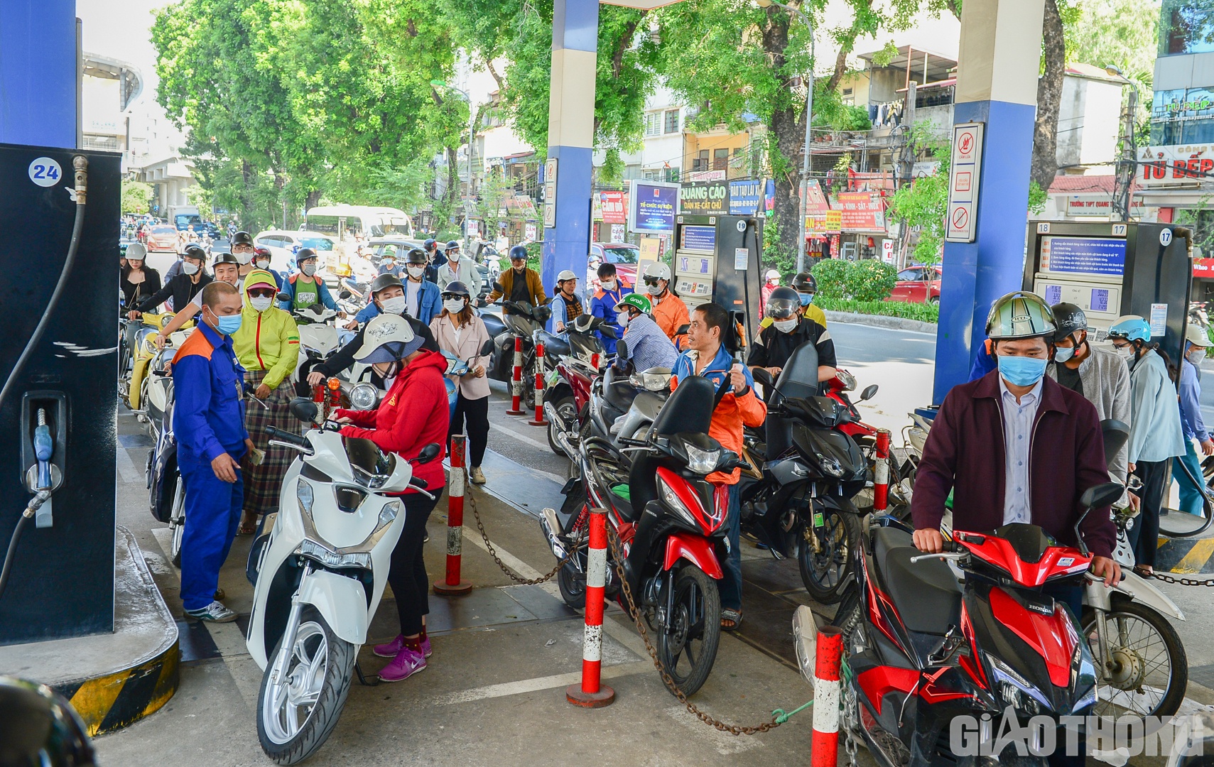 Tương tự, tại cây xăng số 31 đường Láng (gần Ngã Tư Sở) cũng trong tình trạng đông đúc nhưng không xảy ra tình trạng quá tải.