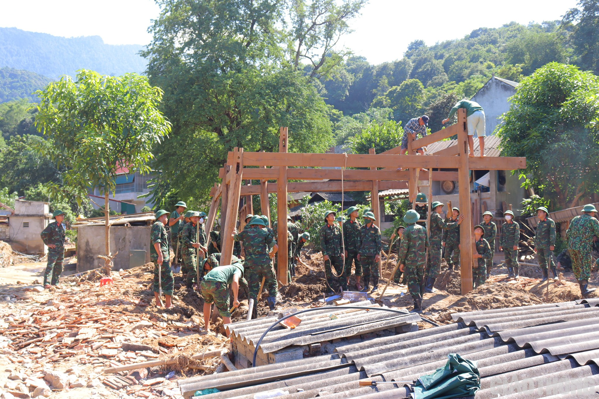 Trong khi đó, hiện nay các lực lượng quân đội, công an vẫn đang bám trụ để hỗ trợ người dân dọn dẹp nhà cửa, khắc phục hậu quả của mưa lũ gây ra.