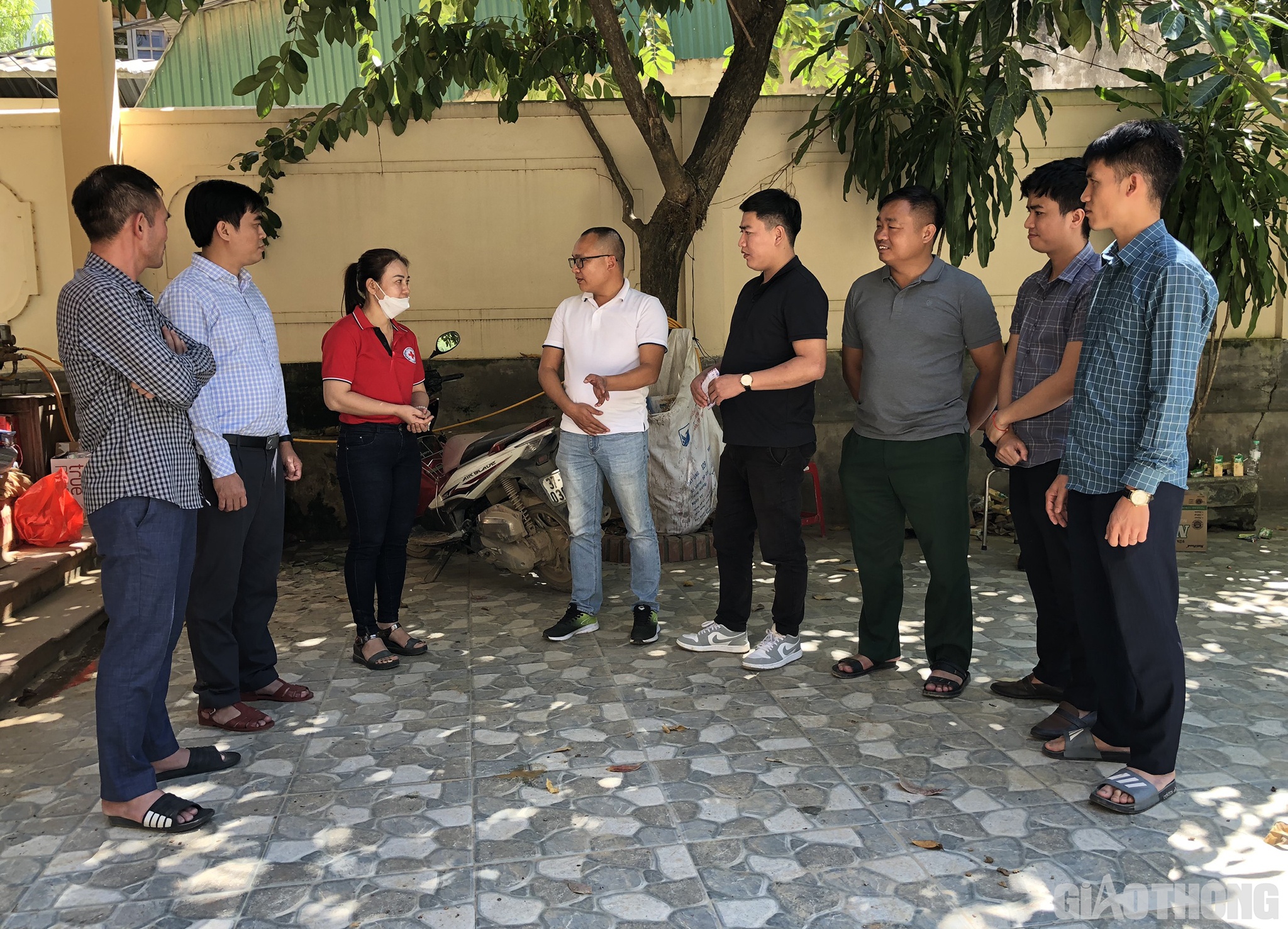 Bà Vi Thị Quyên – Phó Chủ tịch UBND huyện Kỳ Sơn (áo đỏ) cho biết: "Mọi hỗ trợ của người dân khi qua trung tâm đều được thống kê, xác nhận đầy đủ và được phân phát cho những vùng bị thiệt hại do mưa lũ. Tính đến sáng ngày 12/10, trung tâm đã tiếp nhận sự hỗ trợ bao gồm tiền mặt, hàng hóa và qua tài khoản của Mặt trận Tổ quốc với tổng số tiền là hơn 30 tỷ đồng".