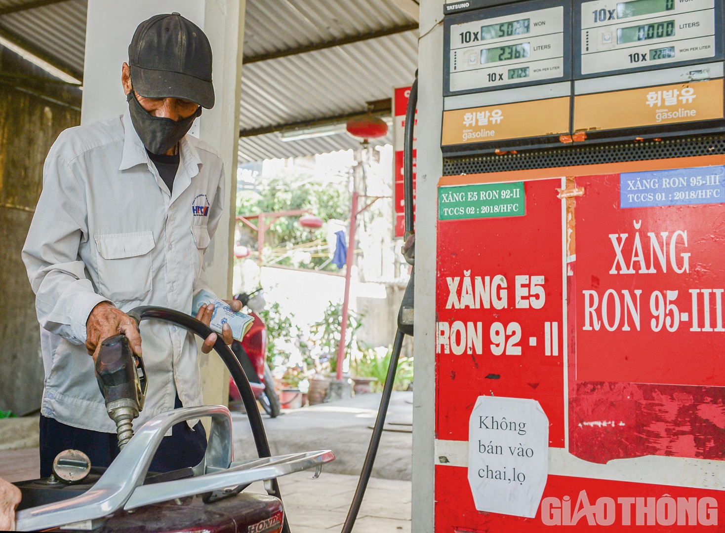 Tuy nhiên, cột bơm xăng tại đây vẫn còn dán thông báo không bán xăng vào chai, lọ.