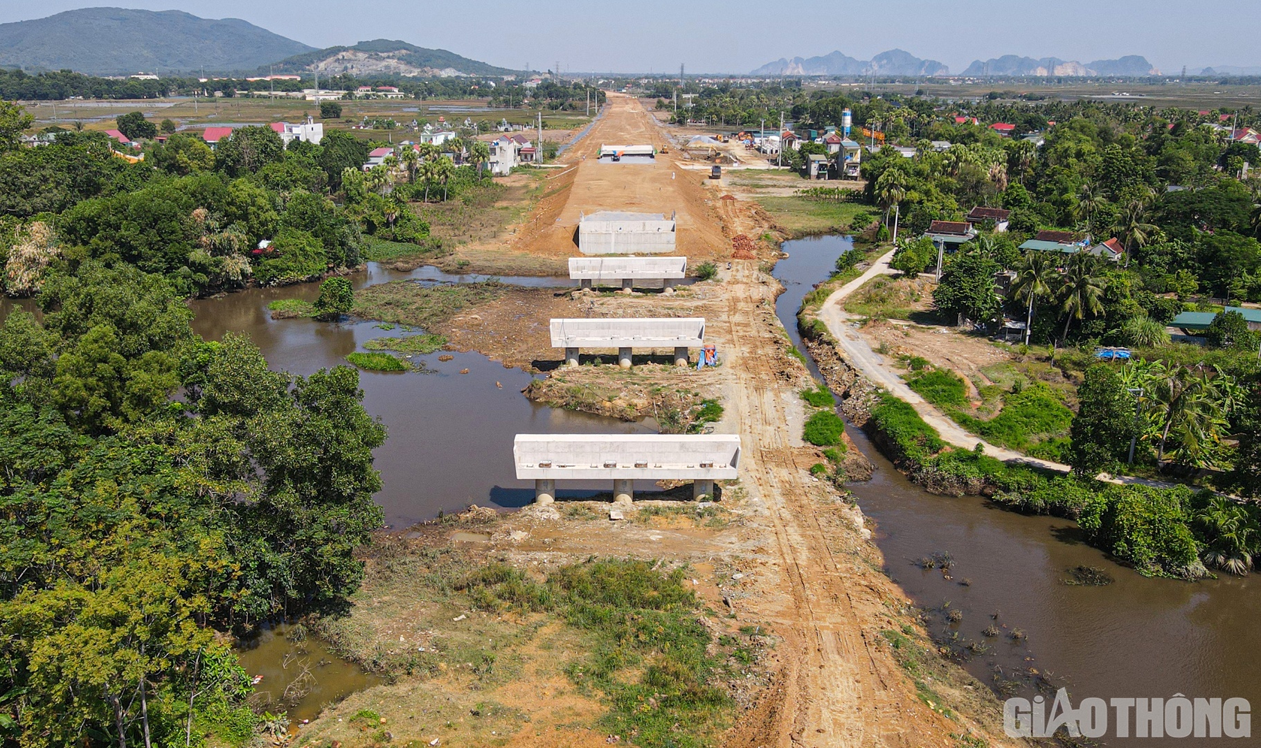 Dự án cao tốc Bắc - Nam đoạn QL45 - Nghi Sơn có tổng chiều dài tuyến chính hơn 43km. giai đoạn phân kỳ, dự án được đầu tư với quy mô 4 làn xe, bề rộng mặt đường 17m, vận tốc thiết kế 80 km/h. Giai đoạn hoàn chỉnh, dự án sẽ được đầu tư quy mô 6 làn xe, bề rộng nền đường 32,25m, vận tốc thiết kế từ 100 - 120 km/h. 
Tổng mức đầu tư giai đoạn phân kỳ dự án là hơn 5.534 tỷ đồng. Thời gian thực hiện từ tháng 7/2021 - 8/2023.