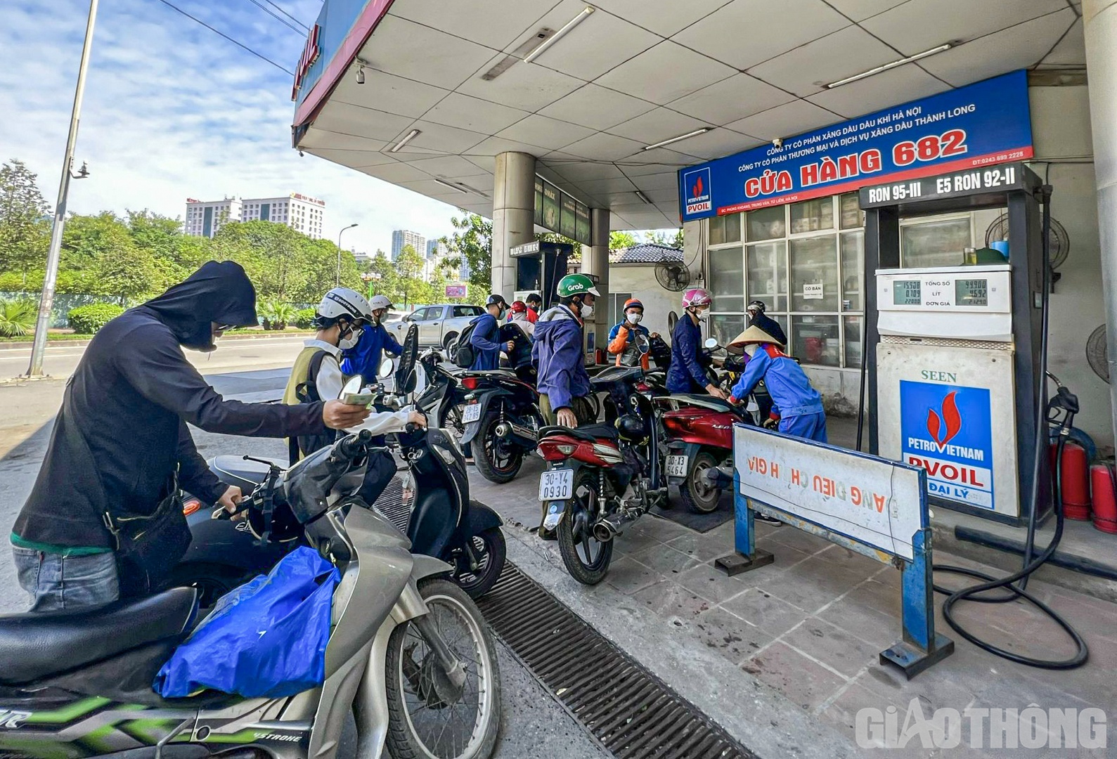 Trưa 12/10, trao đổi với PV Báo Giao thông, bà Trần Thị Phương Lan, Quyền Giám đốc Sở Công thương Hà Nội cho biết, hiện tượng người dân đổ xô đi mua xăng chỉ xảy ra trước thời thời điểm tăng giá ngày hôm qua.
