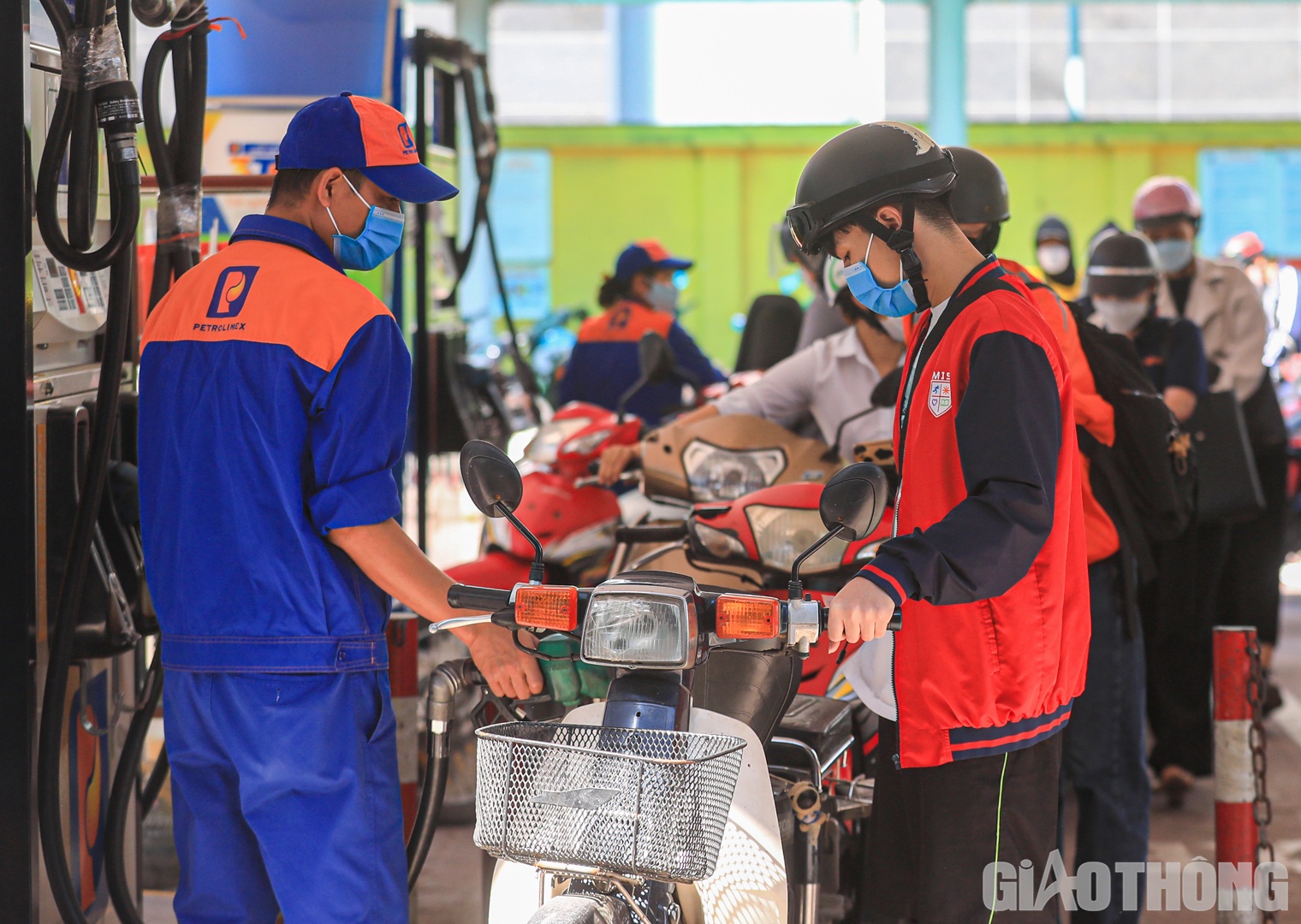 Nhân viên bán hàng làm việc không ngơi tay để phục vụ nhu cầu của người dân.