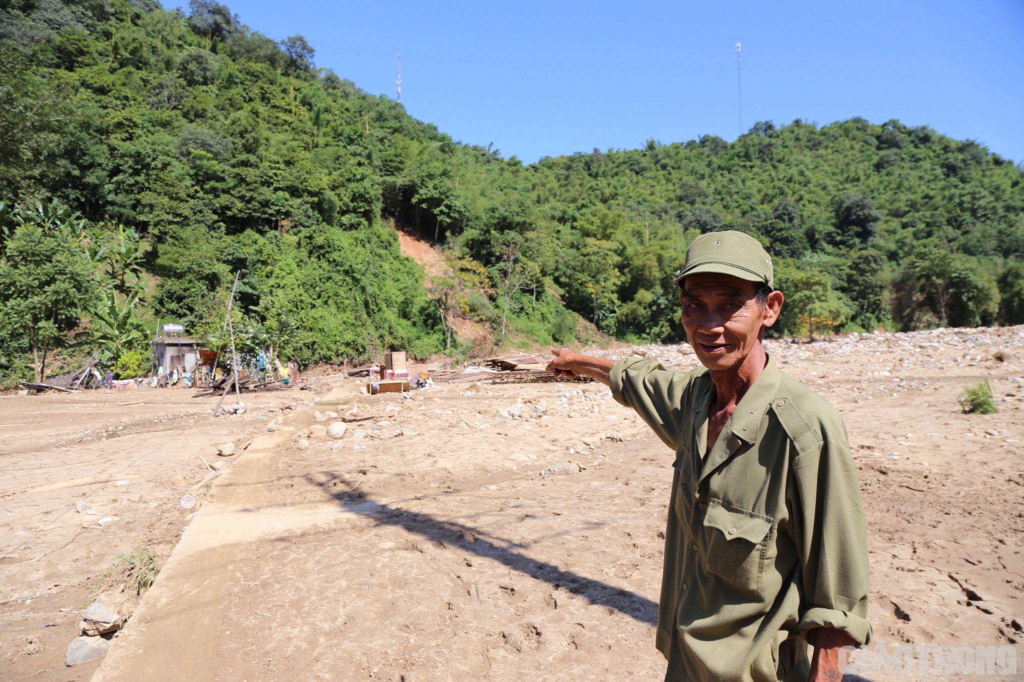 Ông Lô Văn Tiến (SN 1962, ở bản Hoà Sơn, xã Tà Cạ) mếu máo: Trôi hết rồi, chỉ còn mỗi cái nhà tắm mới được làm kiên cố là còn trơ trọi nữa thôi. Giờ muốn xây dựng lại cũng không biết bắt đầu từ đâu cả.