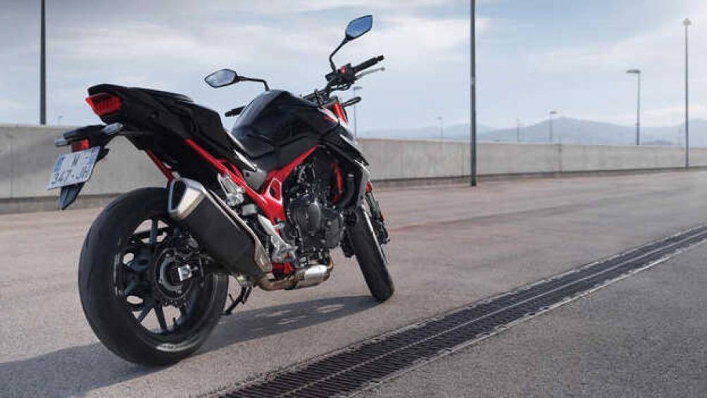 Có bốn lựa chọn màu sắc cho CB750 Hornet là trắng, đen, xám và vàng cùng một loạt các phụ kiện Honda từ danh mục chính thức