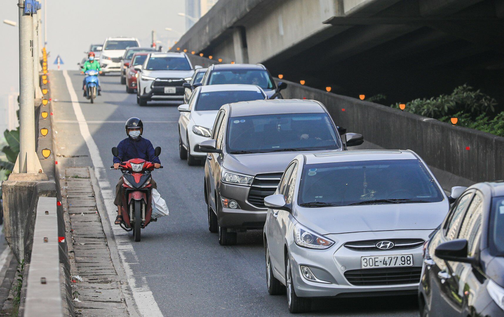 Trung úy Phương cũng cho biết, việc tuần tra, xử lý người điều khiển xe máy đi lên đường vành đai 3 trên cao là việc làm thường xuyên của Đội CSGT số 6.
"Đội CSGT số 6 cương quyết xử lý nghiêm những trường hợp điều khiển xe máy đi lên đường vành đai 3, điều này không chỉ bảo đảm trật tự ATGT trên tuyến mà còn tạo sự răn đe với những người có ý định cố tình đi lên đây", Trung úy Phương nói.
