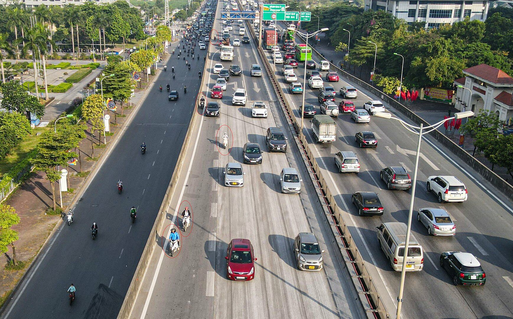 Trung úy Nguyễn Hữu Phương, cán bộ Đội CSGT số 6 (Công an TP Hà Nội) cho biết, thời gian gần đây trên đường vành đai 3 trên cao xuất hiện tình trạng nhiều xe máy đi lên do làn dừng khẩn cấp trên đường này thông thoáng.