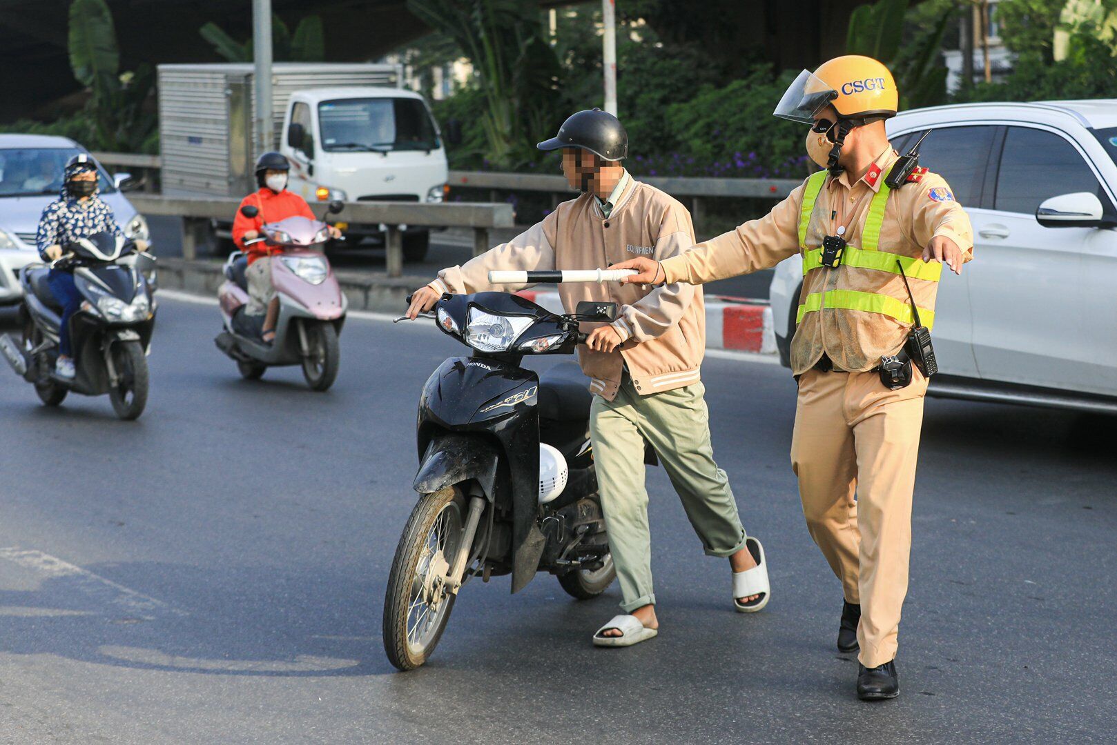 Tại đây, không khó để các cán bộ, chiến sĩ CSGT phát hiện những chiếc xe máy di chuyển từ trên đường vành đai 3 trên cao xuống nút giao Đại lộ Thăng Long - Trần Duy Hưng.