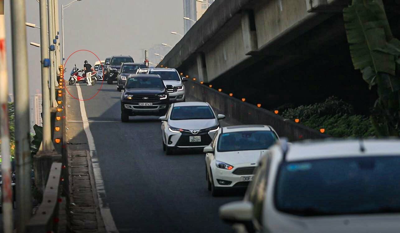 Việc các tài xế đột ngột quay đầu bỏ chạy khiến những người điều khiển xe ô tô trên vành đai 3 không khỏi giật mình.