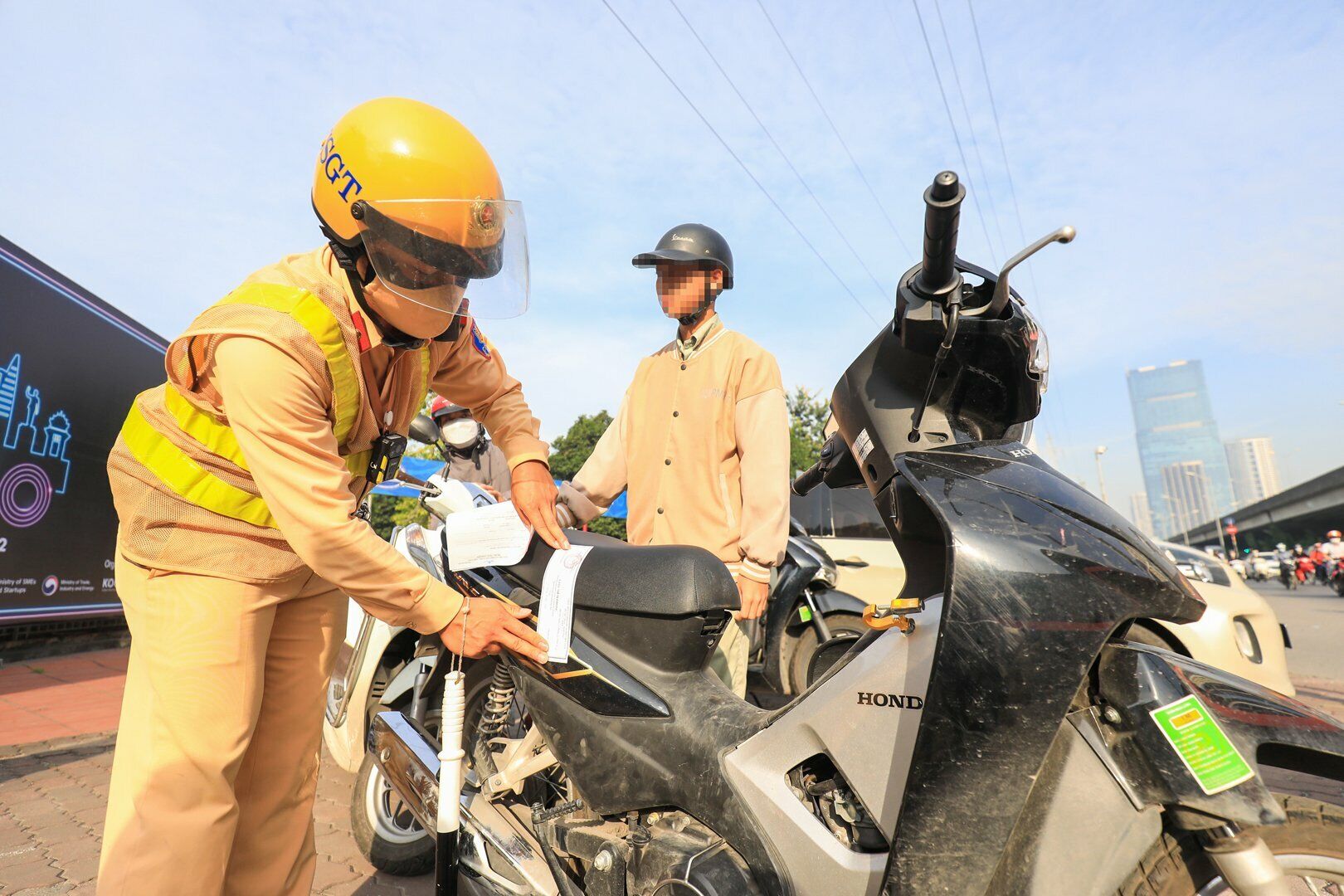 Còn anh N.V.H, một tài xế vi phạm khác thì lại lấy lý do, vì thường xuyên di chuyển ô tô trên đường vành đai 3 trên cao nên hôm nay đi xe máy đã "theo quán tính đi thẳng lên đường này luôn".