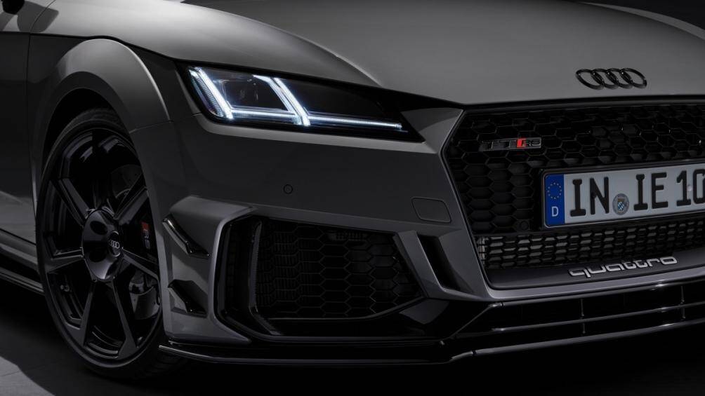 Tất cả các bộ phận đều được sơn màu Xám Nardo nổi tiếng của Audi và được trang bị đèn pha LED ma trận, lưới tản nhiệt phía trước màu đen bóng
