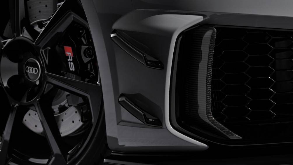 Các nhà thiết kế của Audi cũng đã trang bị cho chiếc xe những tấm chắn bên hông, cánh gương và huy hiệu màu đen bóng