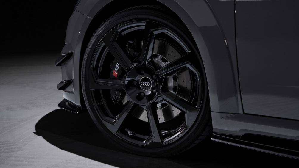 Bộ la-zăng hợp kim đen bóng 20 inch nổi bật cũng đã được phát triển cho chiếc xe với thiết kế bảy chấu và đặt trên bộ kẹp phanh màu đen