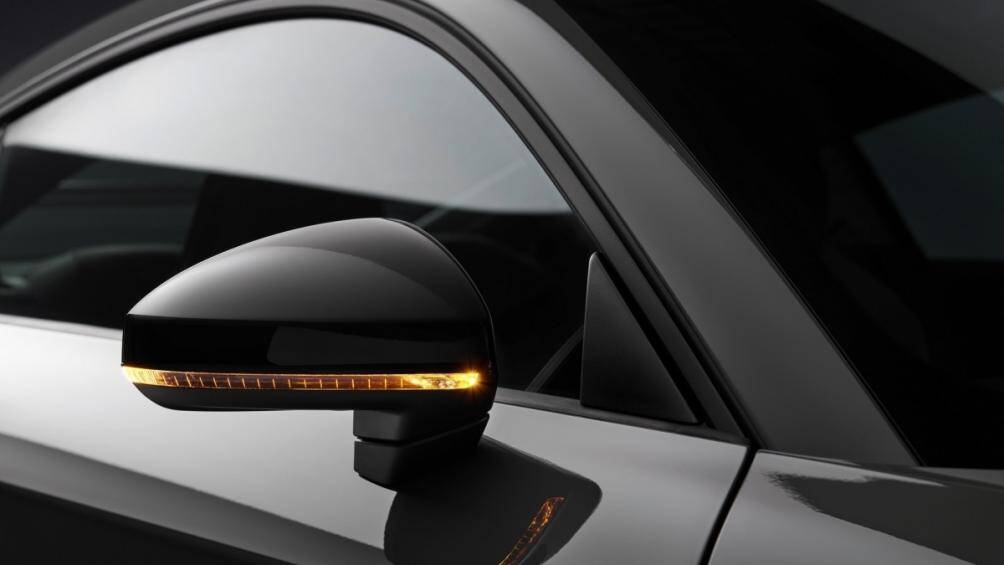 Thêm vào đó là một cánh gió cố định phía sau bằng sợi carbon và một bộ khuếch tán được sửa đổi