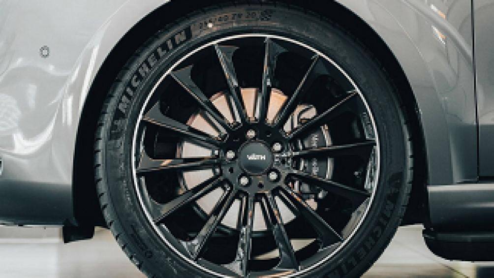 Bộ mâm VÄTH 20x9 inch được trang bị bộ lốp Michelin Pilot Sport 4S có kích thước 255/40 cho cả bốn lốp
