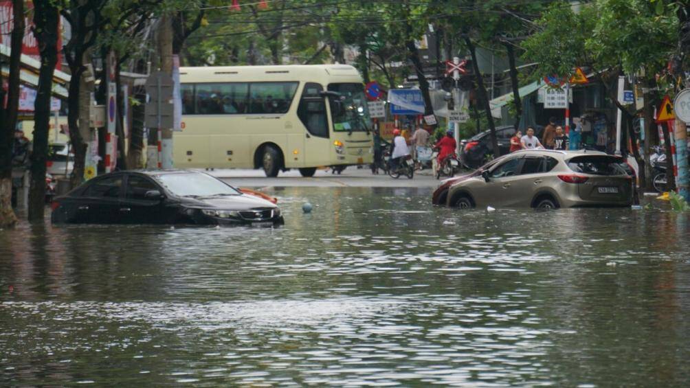 Sáng sớm 15/10, nhiều khu dân cư tại quận Thanh Khê vẫn còn ngập, một số ô tô chết máy vẫn chưa được đưa ra khỏi vùng ngập