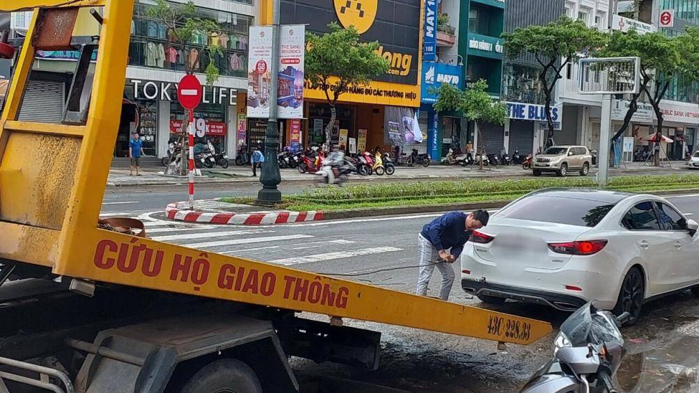 Một ô tô ngâm nước cả đêm. Đến sáng chủ xe thuê dịch vụ cứu hộ đưa xe đến gara