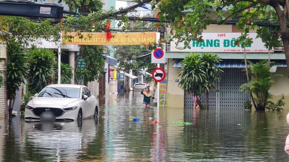 Ô tô ngâm nước cả đêm qua vẫn chưa được đưa ra khỏi vùng ngập vì nước còn bủa vây khu dân cư