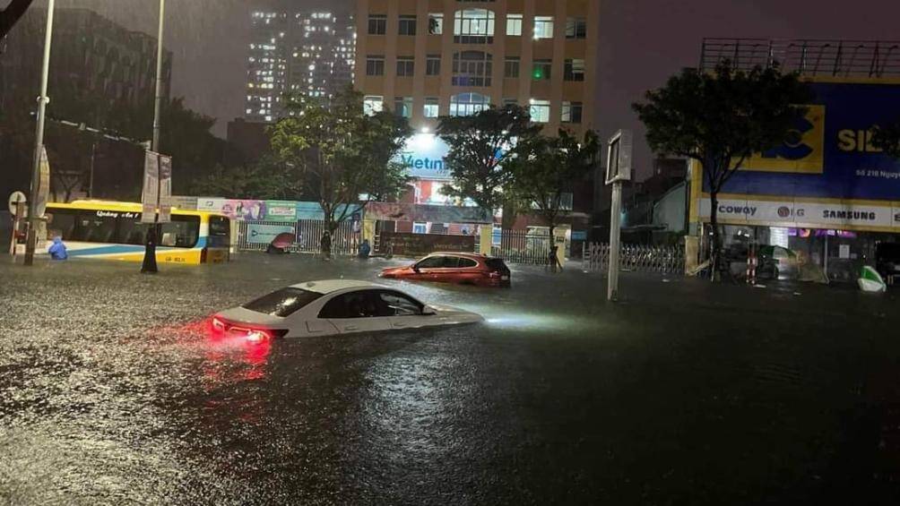 Hình ảnh một ô tô cố băng qua vùng nước ngập đêm 14/10, xe này sau đó chết máy nằm chỏng chơ cạnh nút giao thông Nguyễn Văn Linh - Lê Đình Lý