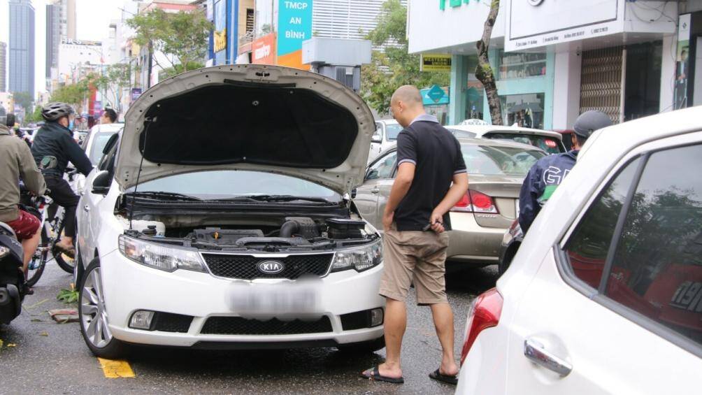 Hầu hết các xe chết máy khi băng qua vùng nước ngập giờ tan tầm chiều qua