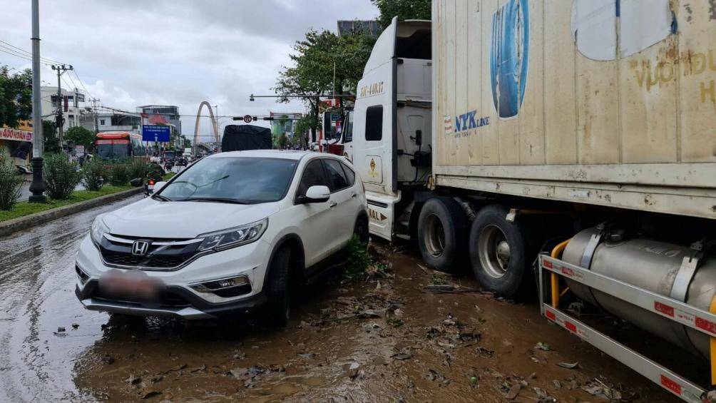 Trên đường Tôn Đức Thắng (quận Liên Chiểu), nước ngập hơn 1 mét khiến hàng loạt ô tô ngâm nước