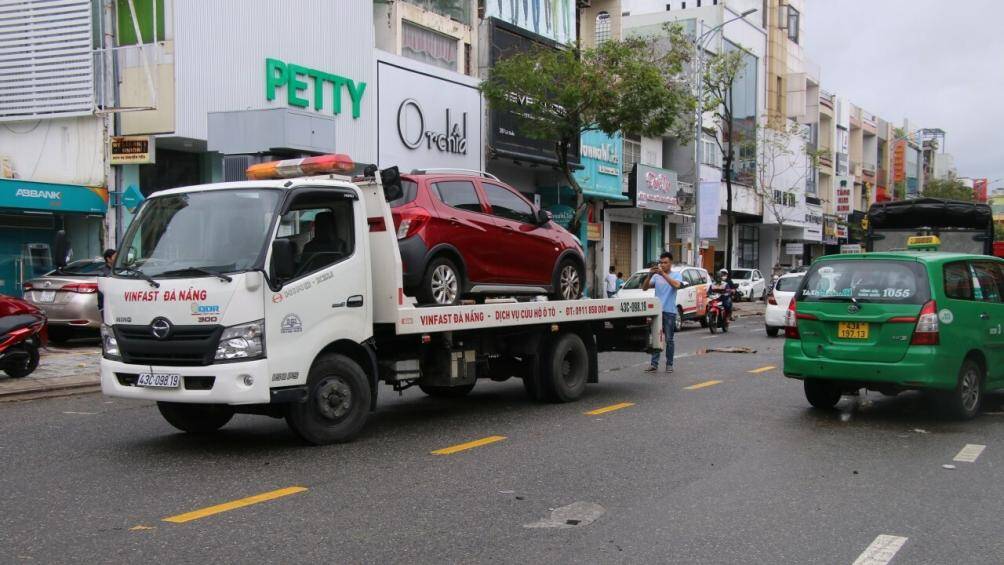 Tại đường Lê Duẩn, Nguyễn Văn Linh (quận Hải Châu), sáng nay mới có một số ô tô được xe cứu hộ của hãng đưa đi sửa chữa