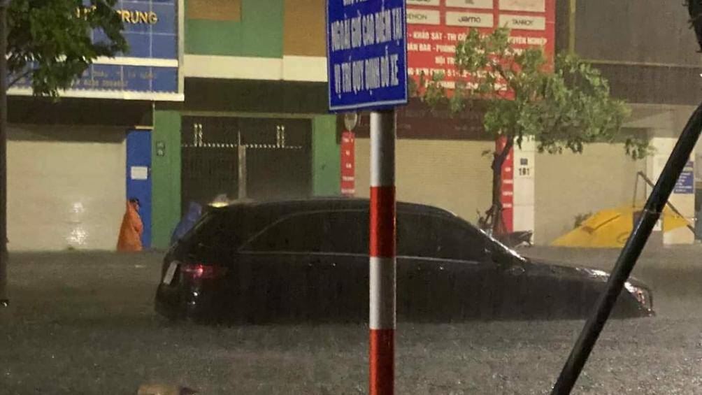 Khắp các tuyến phố Đà Nẵng đêm qua đều có xe ngập. Theo ghi nhận, có hàng trăm ô tô con các loại bị nước lụt nhấn chìm