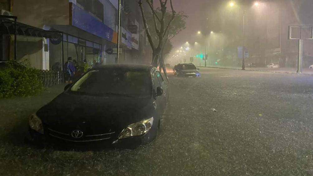 Khắp thành phố đều ngập, rất khó để người dân tìm được vị trí cao ráo đỗ xe