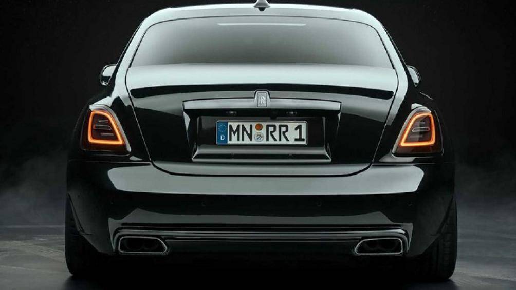 Xe được trang bị bộ bodykit carbon gồm cản trước với hốc gió lớn hơn và cánh gió sau
